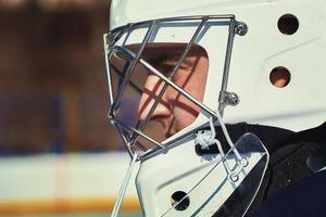 hockey målvakt står vid porten för en match i street hockey foto