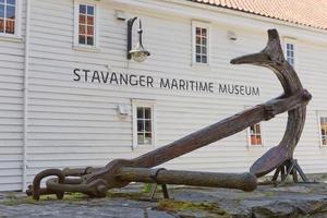 ett gammalt ankare som visas framför Stavanger Maritime Museum, Norge foto