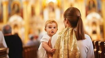 mor innehav bebis flicka i ortodox kyrka under uppenbarelse ceremoni. generativ ai foto