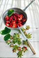 jordgubbar in i små bitar foto