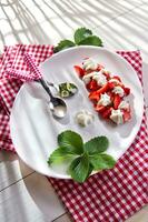 jordgubbar med vispad grädde foto