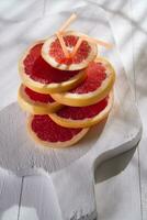 skivor av röd grapefrukt foto