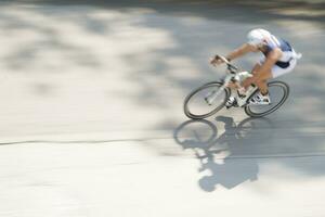 en man ridning en cykel foto