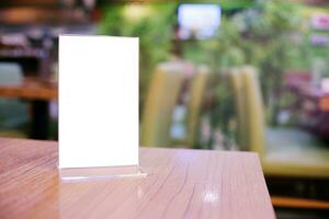 meny ram stående på trä tabell i bar restaurang Kafé. Plats för text marknadsföring befordran. foto