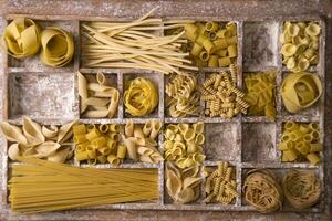 en låda fylld med annorlunda typer av pasta foto