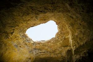öppning av en naturlig grotta foto