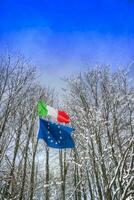 italiensk och europeisk flaggor foto