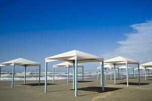 höstlig se av de gazebos på de strand av viareggio foto