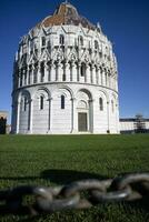 de dopkapell i piazza dei miracoli i pisa foto