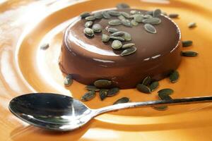 vegan kök kakao pudding, soja mjölk och pumpa frön foto