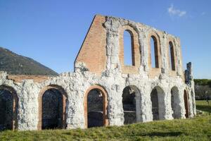 de resterna av de roman amfiteater i gubbio Italien foto