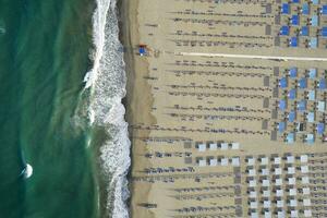 de utrustad strand av viareggio sett från ovan foto