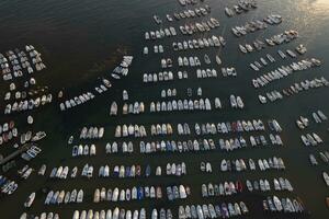 antenn se av de små hamn av baratti på de först ljus av gryning foto