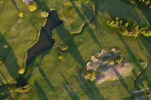 antenn se av en grön golf kurs på solnedgång foto