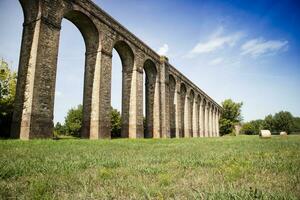 gammal akvedukt i de provins av Lucca Italien foto