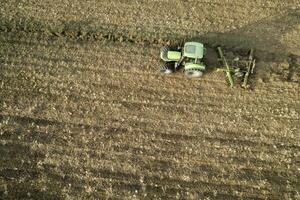 antenn se av en traktor på de tid av vinter- jord förberedelse foto