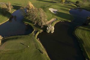 antenn fotografera av del av en golf kurs foto