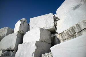 lagring av nyligen extraherad block av vit skulpturer marmor foto