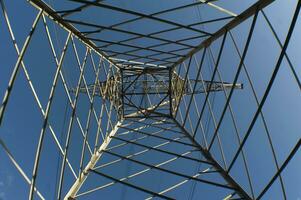 en stor elektrisk torn med trådar och trådar foto