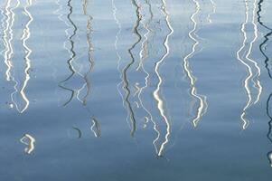 en reflexion av en båt i de vatten foto