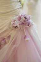 en stänga upp av en bröllop klänning med en rosett foto
