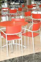 en tabell och stolar i en restaurang foto