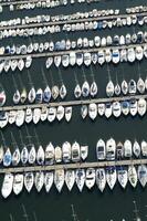 en stor siffra av båtar i en marina foto