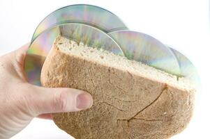 en smörgås med en CD på topp av den foto