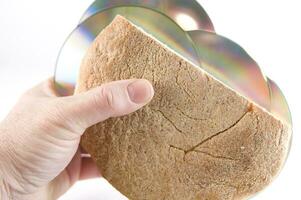 en smörgås med en CD på topp av den foto