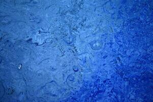 blå abstrakt bakgrund med vatten droppar foto