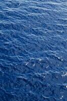 ett antenn se av de hav med en båt i de vatten foto