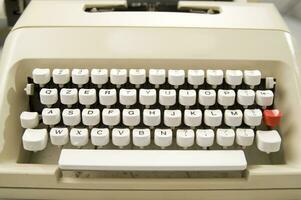 en stänga upp av en skrivmaskin tangentbord med de brev oop foto