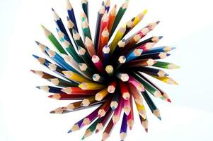 många färgad pennor är anordnad i en rad foto