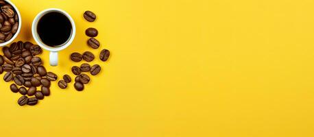 en gul bakgrund med två koppar av kaffe och en kaffe böna uttryckssymbol - perfekt för tillsats foto