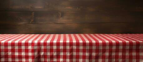 en vit, gammal, årgång trä- tabell är Utsmyckad med en röd rutig bordsduk. foto