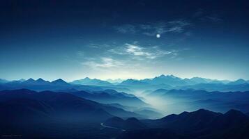 månljus bergen med dimmig silhuetter foto