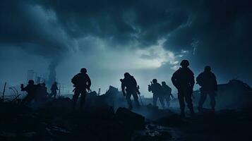 selektiv fokus på förstörd stad horisont på natt soldater silhuetter Nedan dimmig krig himmel skildrar en stridande scen i de begrepp av krig foto