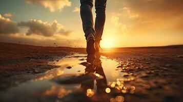 person s fot gående på solnedgång symboliserar positiv tänkande foto
