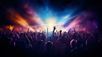 stor folkmassan av ungdomar njuter musik på en nattklubb festival foto