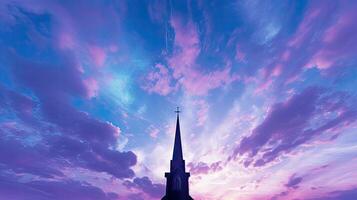 religiös byggnad silhuett mot blå lila moln fylld himmel foto