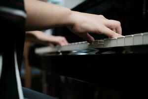 skön asiatisk flicka lära sig till spela piano. foto