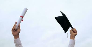 studerande med grattis, examinerade bär en gradering klänning av universitet. foto