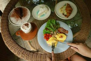 frukost ägg benedict rostat engelsk muffins. utsökt frukost med ägg benedict foto