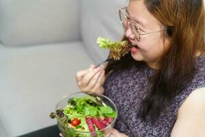 asiatisk övervikt kvinna bantning vikt förlust äter färsk färsk hemlagad sallad friska äter begrepp fet kvinna med vikt diet livsstil. foto