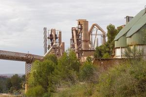 tidigare cementfabrik, stängd och övergiven. foto