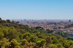 antenn se av skön stad barcelona i solig sommar väder. foto