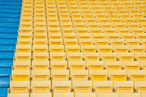 tömma gul säten på stadion, rader av sittplats på en fotboll stadion, välj fokus foto