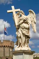staty av ängeln vid sant angelo bron i Rom, Italien foto