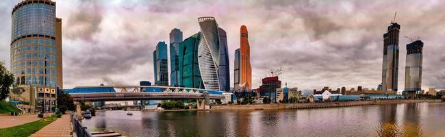 panorama av Moskva internationella affärscentrum på en skymd dag. foto