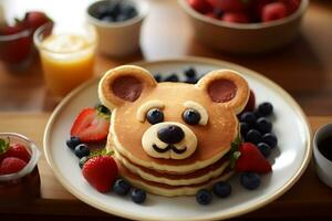 roligt unge frukost, pannkaka Björn leende ansikte med olika frukter. foto